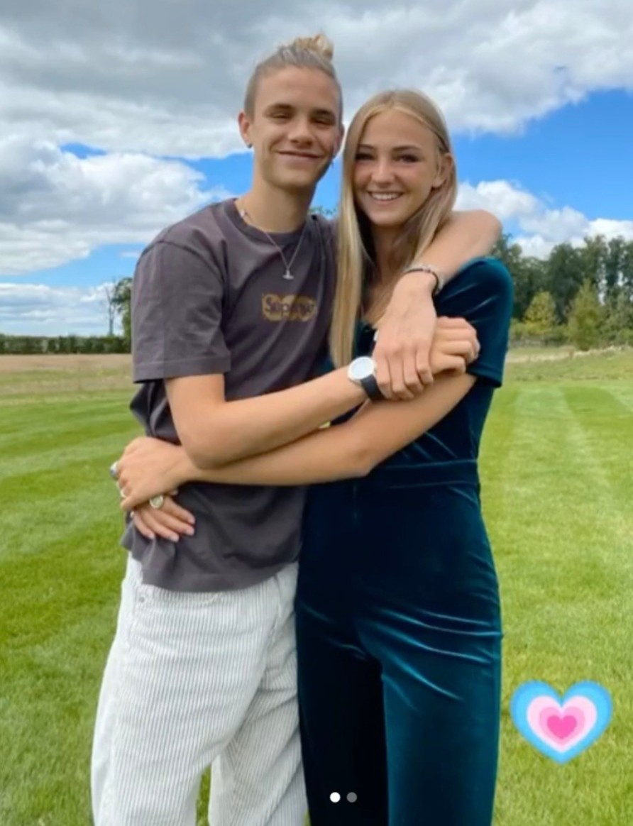 con trai thu Beckham khoe ban gai anh 1