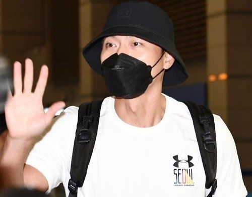 Hyun Bin bit kin khi toi san bay hinh anh