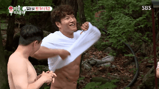 Nguoi nang luc cua Running Man khien dong nghiep xau ho khi coi tran hinh anh