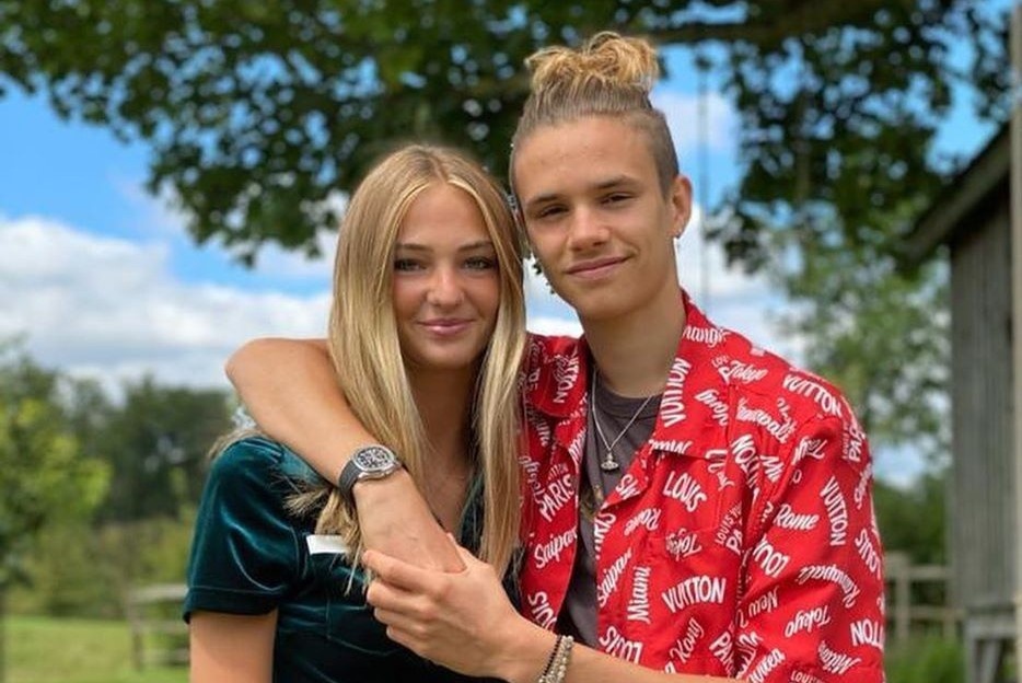 Con trai 17 tuoi cua Beckham khoe ban gai hinh anh