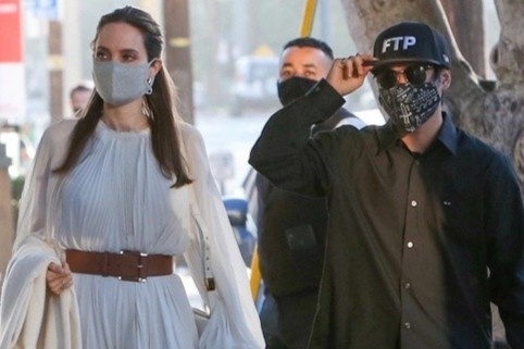 Pax Thien bit kin di an trua cung Angelina Jolie hinh anh