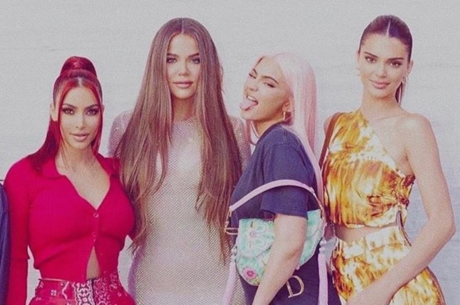 Chi em nha Kim bat chuoc Spice Girls hinh anh