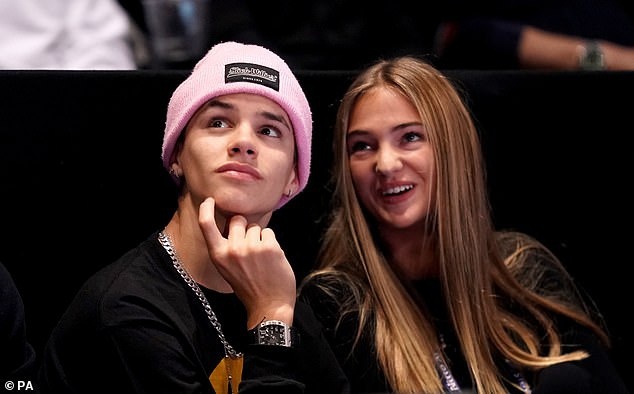 Mia Moocher ban gai Romeo Beckham anh 3