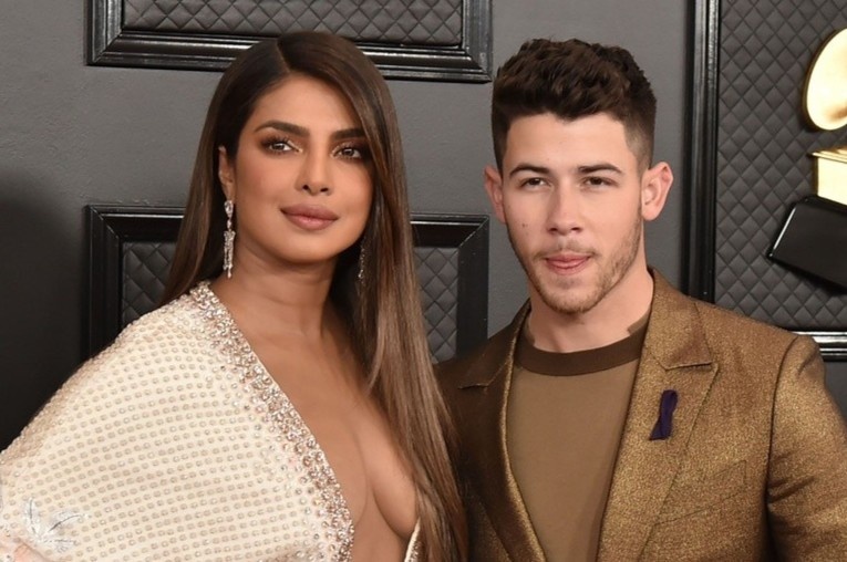 Hoa hau The gioi duoc chong kem 10 tuoi cung chieu hinh anh