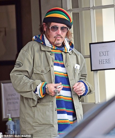 Johnny Depp vao quan ruou cung gai la anh 1