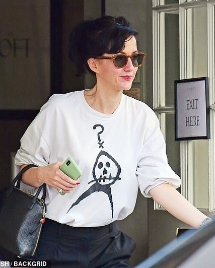 Johnny Depp vao quan ruou cung gai la anh 2