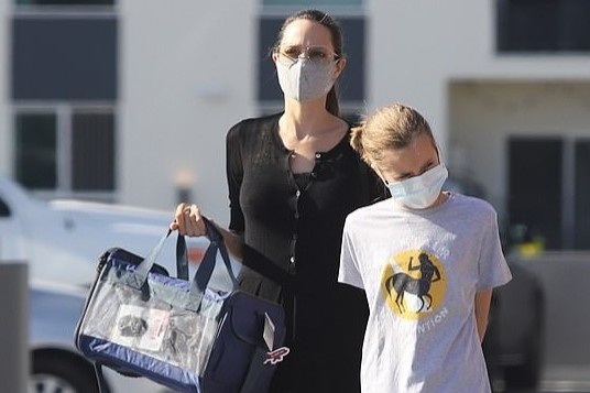 Angelina Jolie xuong pho cung con gai 12 tuoi hinh anh