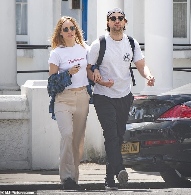 Robert Pattinson dinh hon anh 1