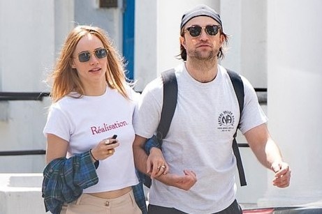 Robert Pattinson dinh hon cung ban gai nguoi mau? hinh anh