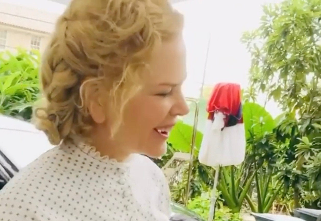 Nicole Kidman hat, cuoi dua cung e-kip phim 'Beguiled' hinh anh