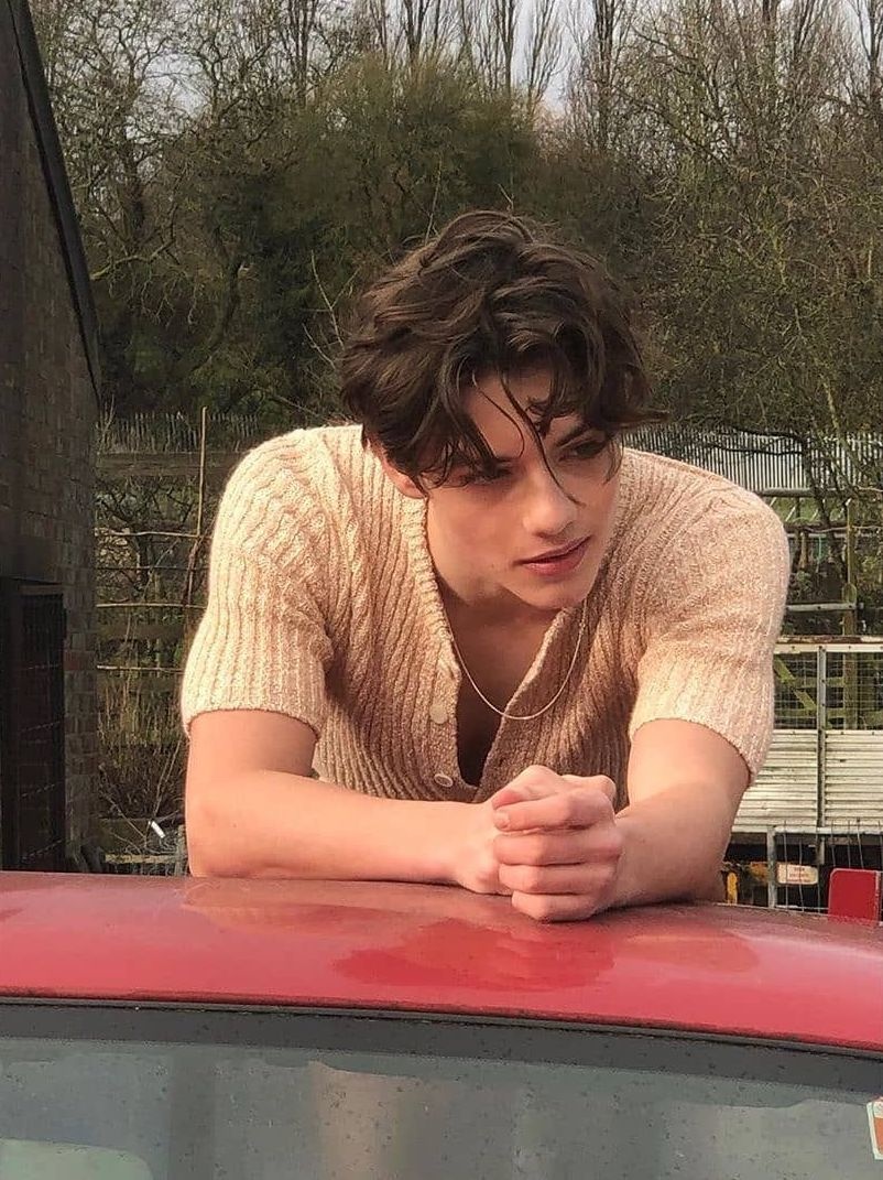 Louis Partridge phim Enola Holmes anh 20