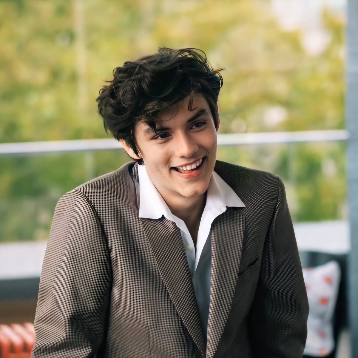 Louis Partridge phim Enola Holmes anh 17