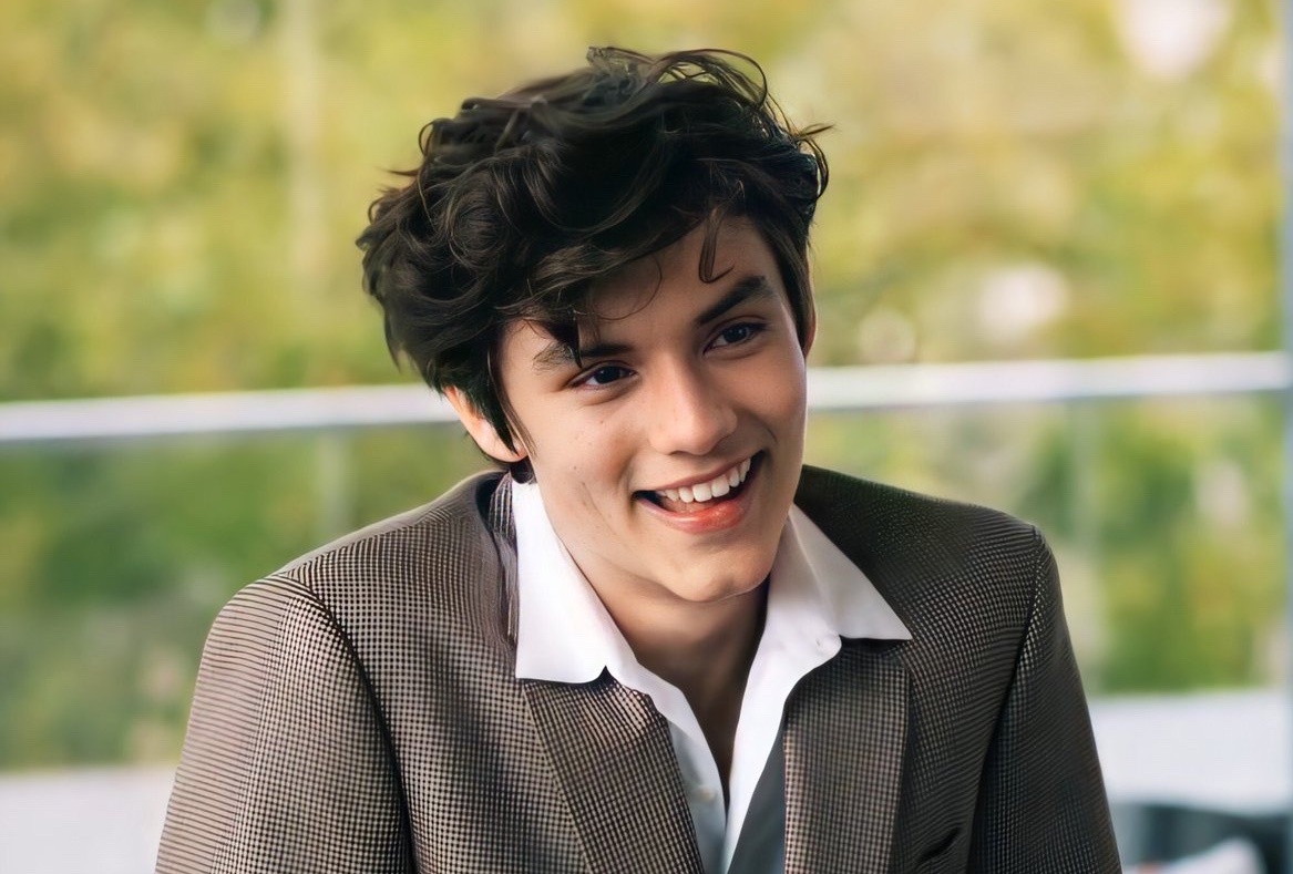 Louis Partridge trong 'Elona Holmes' hinh anh