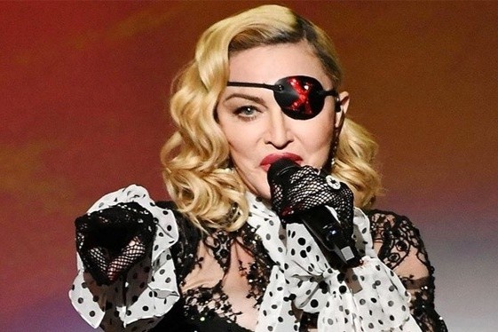 Madonna bi chi trich vi chia se video dung thuoc sot ret chua Covid-19 hinh anh