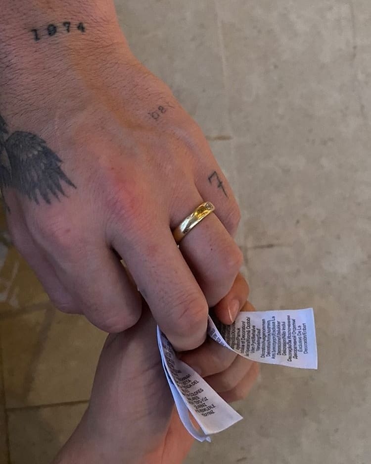 Brooklyn Beckham deo nhan vang anh 2