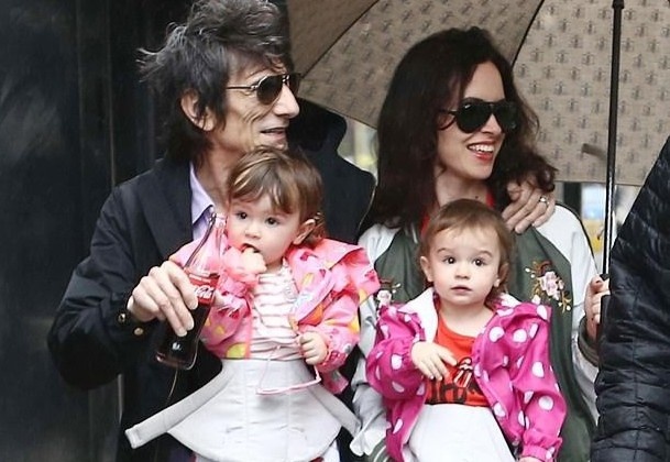 Cuoc song cua Ronnie Wood 73 tuoi ben vo kem 31 tuoi hinh anh