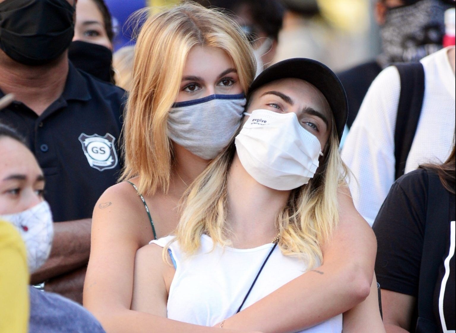 Kaia Gerber va Cara Delevingne xam hinh doi, song chung hinh anh