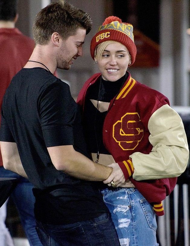 Miley Cyrus chia tay anh 16