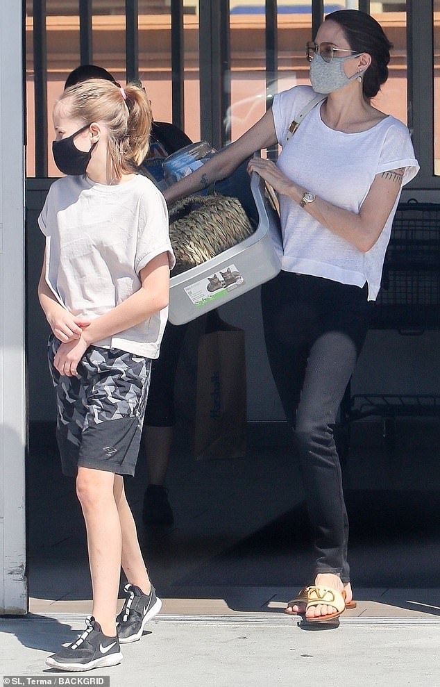 Angelina Jolie mang khẩu trang vải ảnh 4 Angelina Jolie mang khau trang vai anh 4