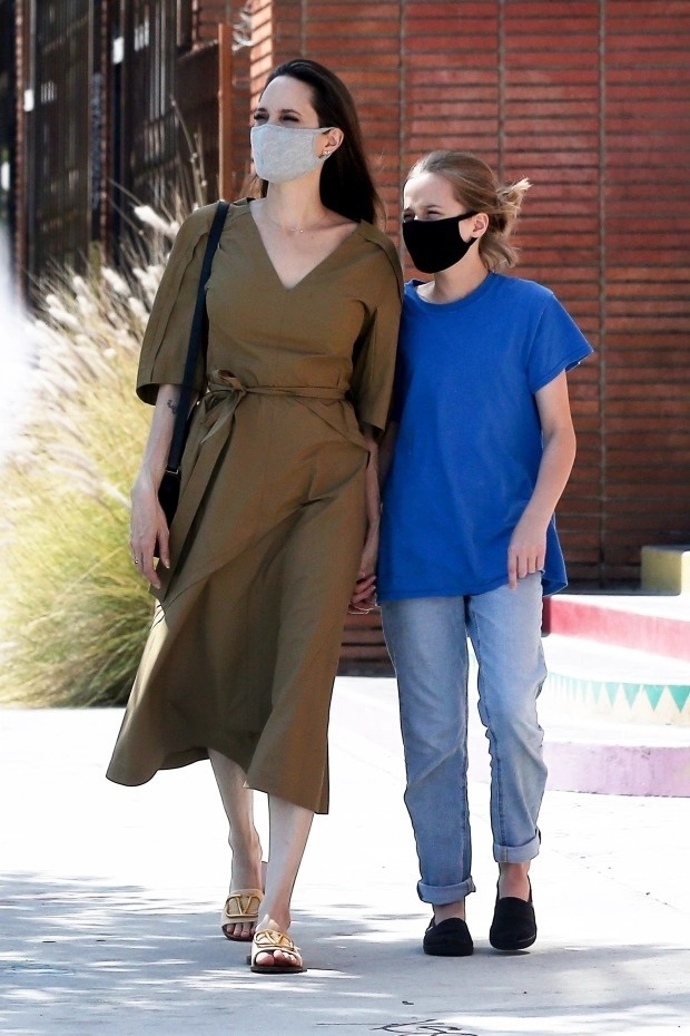 Angelina Jolie mang khẩu trang vải ảnh 8 Angelina Jolie mang khau trang vai anh 8