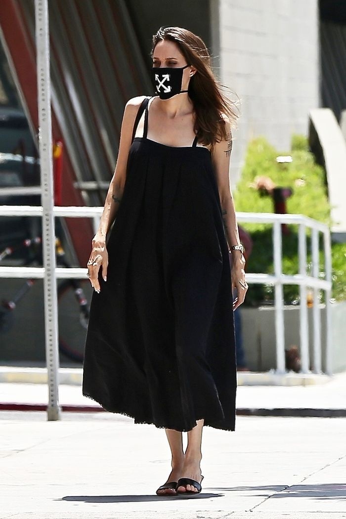 Angelina Jolie mang khau trang vai anh 12