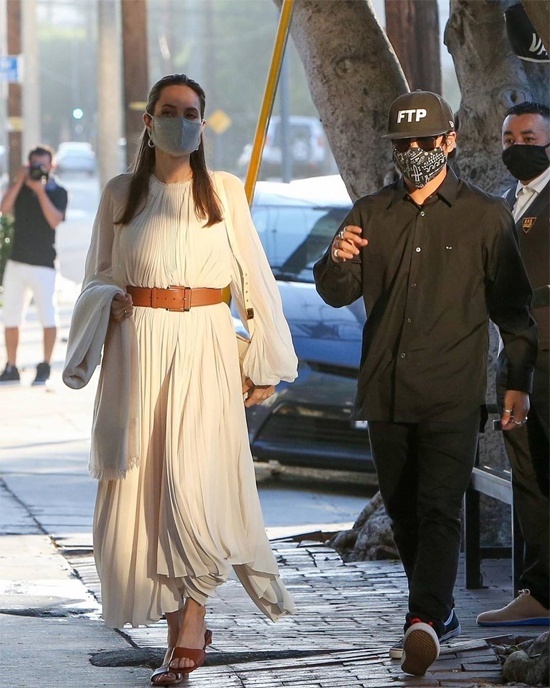 Angelina Jolie mang khẩu trang vải ảnh 6 Angelina Jolie mang khau trang vai anh 6