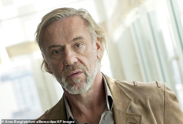 Brad Pitt mot minh roi khach san anh 3