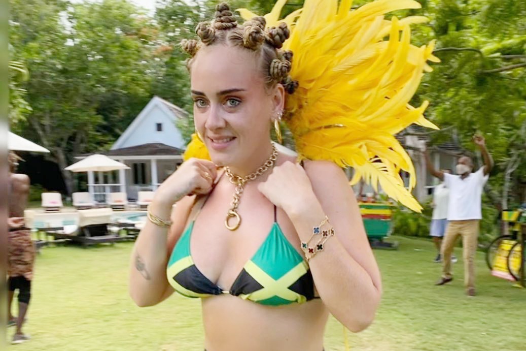 Adele bi phan ung khi mac ao tam in quoc ky Jamaica hinh anh