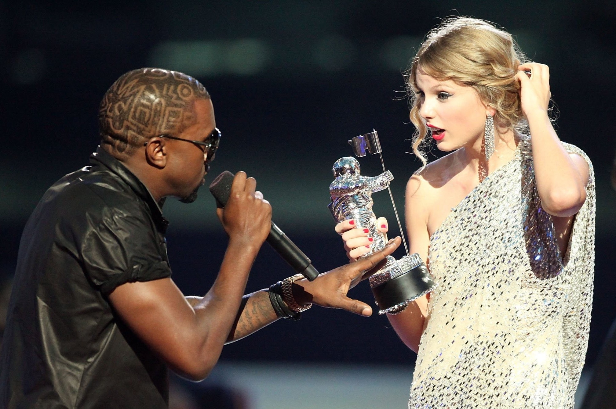 Kanye West giai thich vu giat micro cua Taylor Swift hinh anh