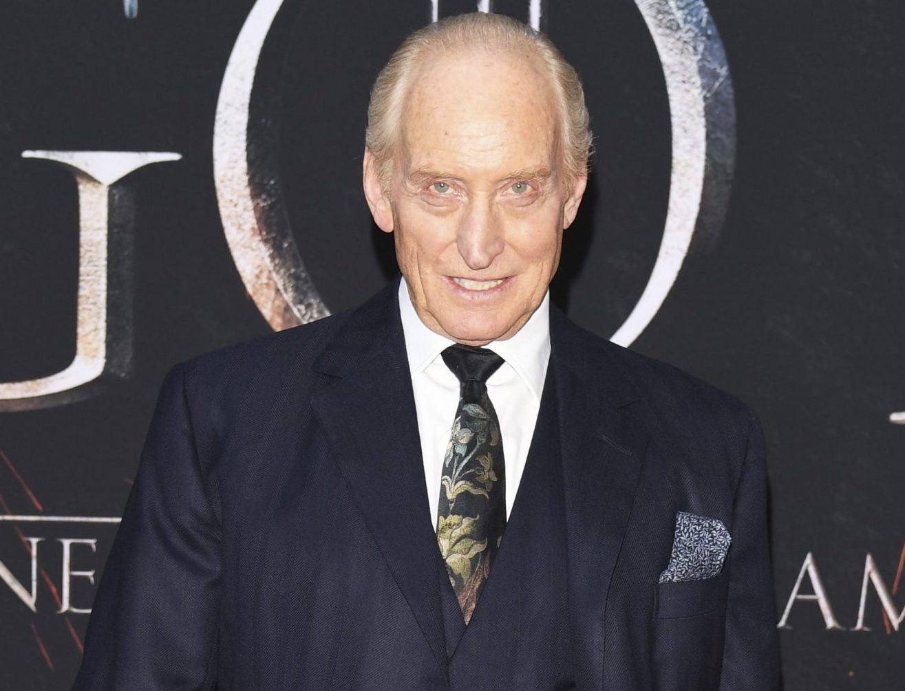 Charles Dance hen ho cung ban trai moi anh 1