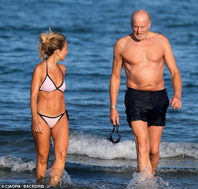 Charles Dance hen ho cung ban trai moi anh 2