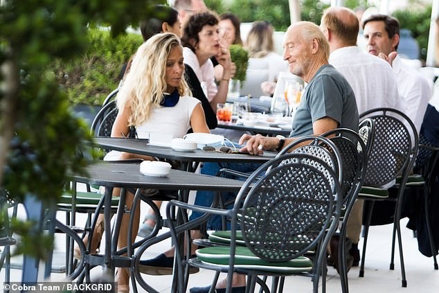 Charles Dance hen ho cung ban trai moi anh 8