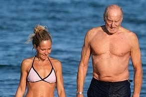 Tai tu Charles Dance - trum vai phan dien voi doi tu on ao hinh anh