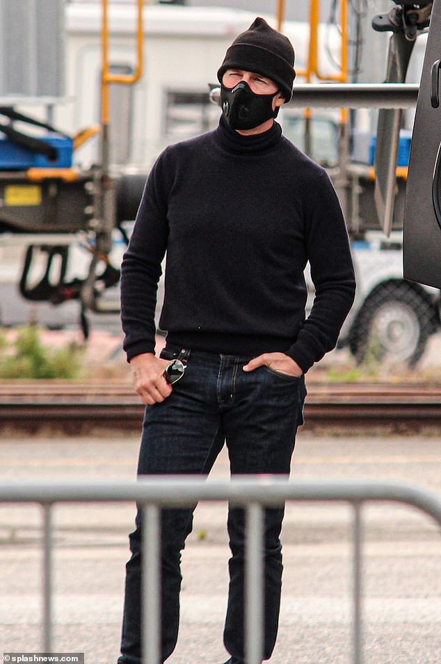 Tom Cruise mang khau trang quay phim anh 1