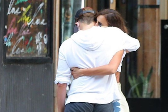 Bradley Cooper va Irina Shayk than thiet sau chia tay hinh anh