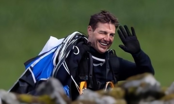 Tom Cruise quay canh lai moto lao xuong nui hinh anh