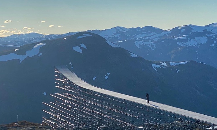 Tom Cruise lai moto lao xuong nui anh 1