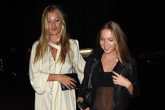 Kate Moss va con gai dien trang phuc pha cach hinh anh