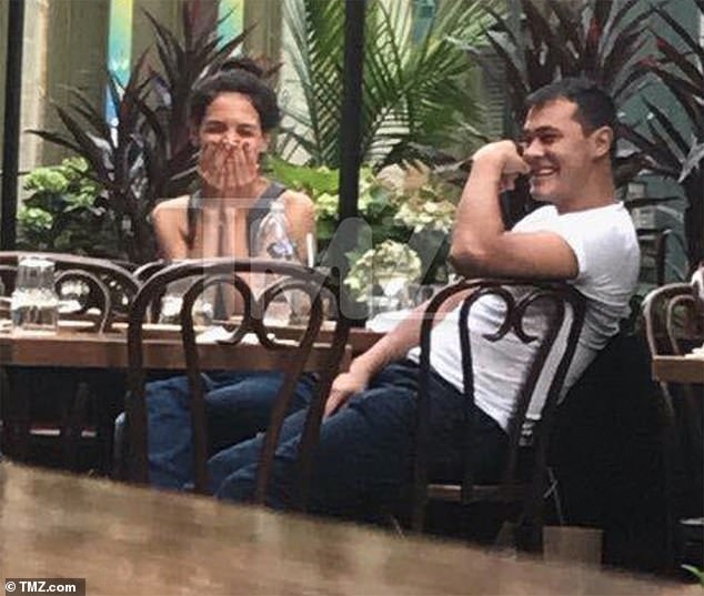 Katie Holmes yeu ban trai dau bep anh 9