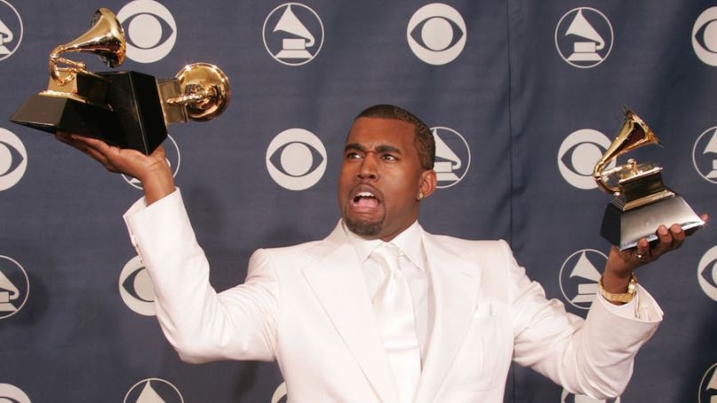 Kanye West bo ken vang Grammy vao toilet hinh anh