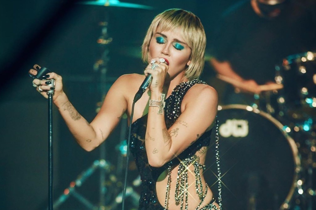 Miley Cyrus hai long voi cuoc song doc than hinh anh