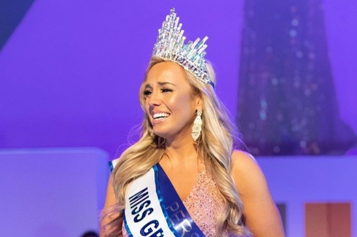 Co gai dang quang Hoa hau Anh 2020 sau khi giam 50 kg hinh anh