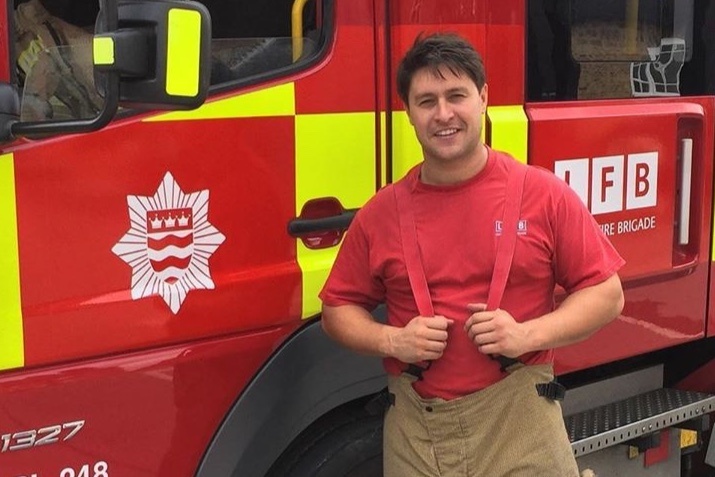 Dien vien Tony Discipline lam linh cuu hoa hinh anh