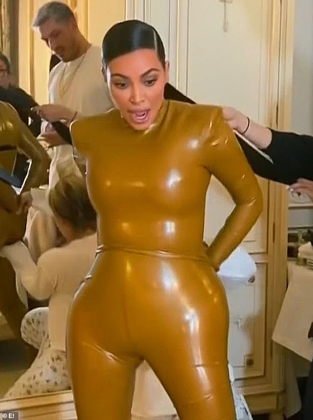 Kim Kardashian diện váy bó sát ảnh 2 Kim Kardashian dien vay bo sat anh 2