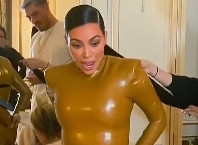 Kim Kardashian la het khi dien vay bo sat hinh anh