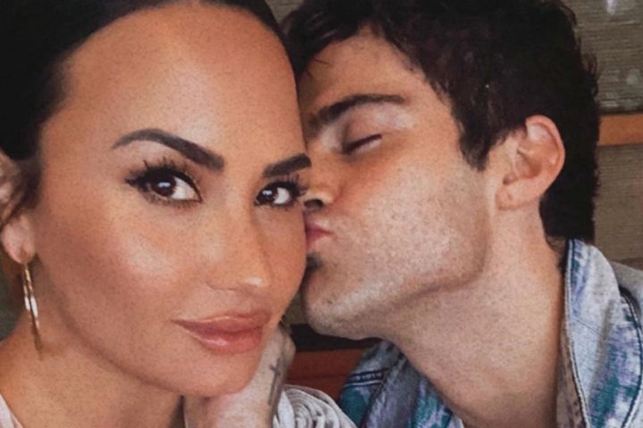 Ban trai biet bi Demi Lovato huy hon khi doc bao hinh anh