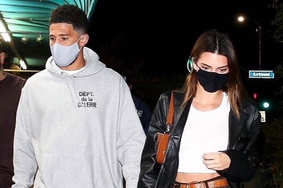 Kendall Jenner an toi voi cau thu bong ro hinh anh