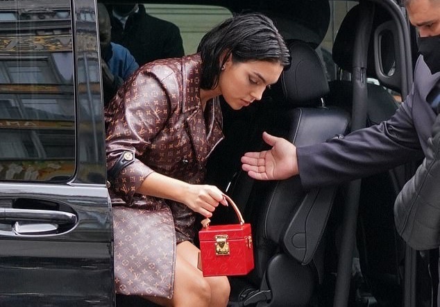 Georgina Rodriguez thu hut ong kinh hinh anh