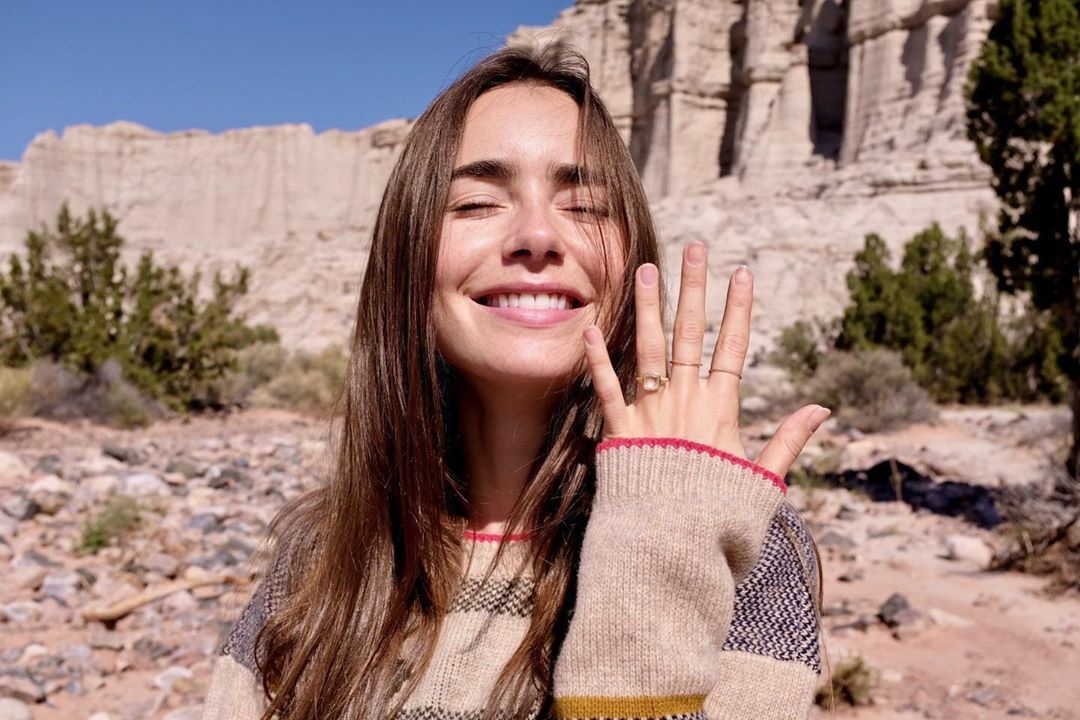 Lily Collins chia se khi duoc cau hon hinh anh