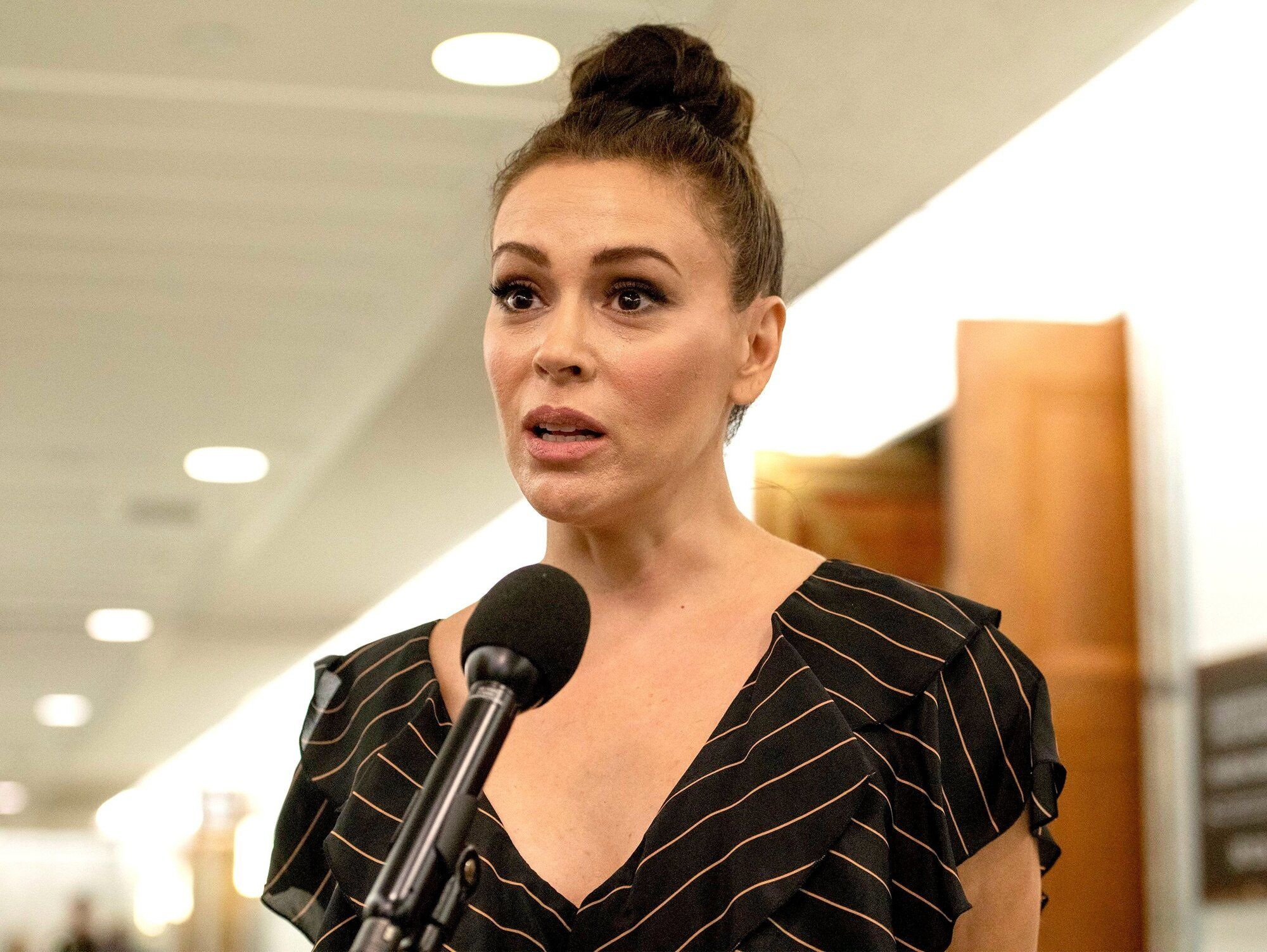 Alyssa Milano nhiễm Covid-19 ảnh 1 Alyssa Milano nhiem Covid-19 anh 1